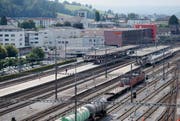 Bei der Truppenübung «Zephyr» werden unter anderem wichtige Infrastrukturen der SBB, wie hier im Bild der Bahnhof Rotkreuz, überwacht. (Bild: Archiv Stefan Kaiser / Neue ZZ)