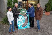 Erika und Marcel Rinderli (links) von der Metzgerei Rinderli in Zug übergeben sämtliche Rezepturen an Viktor Käppeli und Christian Rogenmoser (rechts) von der Käppeli-Rogenmoser Delikatessen AG. (Bild: PD)