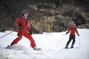 Skifahrer kurven auf einer Piste auf Trübsee zu Tal. (Bild: Corinne Glanzmann)
