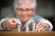 Wer rechtzeitig vorsorgt, hat später im Alter mehr Geld auf der Seite und damit weniger Sorgen.