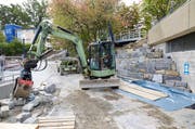 Endspurt bei den Bauarbeiten für den Rodten Park - rechts: Kletterberg. (Bild: Emanuel Ammon)