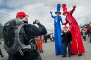 Man konnte auf dem Festgelände in Erstfeld auch Riesen begegnen. (Bild: Boris Bürgisser / Neue LZ)
