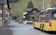 Ein Postauto bei der Haltestelle Post in Ennetbürgen. Im Hintergrund die Bürgenstockstrasse. (Bild: Corinne Glanzmann (7. März 2018))