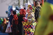 Für lautstarke Schreie gab es von der Legorengesellschaft Orangen und Süssigkeiten (oben und unten). Die Spielgruppe Oberägeri war selbst als süsse Törtchen unterwegs. (Bilder: Maria Schmid (Oberägeri, 13. Februar 2018))