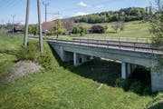 Hier soll die neue Cheerstrasse durchführen. Die Gleisunterführung steht schon, ist aber noch ungenutzt. (Bild: Pius Amrein (Luzern, 5. Mai 2017))