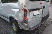 So sah der Kleinbus aus, nachdem er vom Lieferwagenfahrer gerammt wurde. (Bild: Luzerner Polizei)
