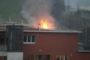Der Brand auf einer Terrasse. (Bild: Charly Keiser / Neue ZZ)