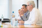 Sehen sich mit Kritik konfrontiert: Reto Babst (vorne), Professor und Departementsleiter Chirurgie, und Manfred Hertach, Leiter Pflege Chirurgie sowie LLP-Projektleiter. Sie wurden beim Gespräch begleitet von zwei weiteren Spital-Mitarbeitern. (Bild: Boris Bürgisser (Luzern, 24. Oktober 2017))