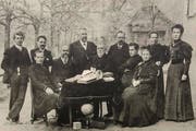 In der Mitte sitzt der Rektor: Professor Ferdinand Wechsler (6. von links) und seine Lehrerschaft im Jahr 1906. (Bild: PD)