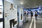 Ein Plakat mit Volkswirtschaftsdirektor Matthias Michel am Zuger Bahnhof. (Bild: Stefan Kaiser (Zug, 18. April 2017))
