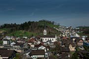 Übersicht über das Dorf in Menznau. Der Bahnhof, der rechts von der Kirche steht, soll für 32 Millionen Franken erneuert werden. (Bild: Pius Amrein)