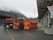Die Mitarbeiter des Aussendienstes freuen sich zusammen mit Peter Barmettler, Geschäftsinhaber der Schiltrac Fahrzeugbau, über die Inbetriebnahme des neuen Kommunalfahrzeuges in Giswil. (Bild: PD)