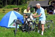 Gerard Dierick und Maria Werner planen täglich grosse Velotouren in die Schweizer Berge. (Bild Romano Cuonz)