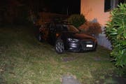 Das Auto kam schliesslich im Garten eines Mehrfamilienhauses zum Stillstand. (Bild: Zuger Polizei)