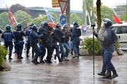 Polizeieinsatz bei der Demo gegen Kapitalismus in Luzern. (Bild: Thomas Heer / Neue LZ)