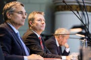 Sorgenvoller Blick in die Zukunft: Die geplante Steuererhöhung der Regierung (von links: die Regierungsräte Guido Graf, Marcel Schwerzmann und Paul Winiker) hat bei SP und SVP einen schweren Stand.Bild: Alexandra Wey/Keystone (Luzern, 7. November 2016)