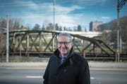 Regierungsrat Robert Küng in der Fluhmühle, wo für die Spange Nord eine Strassenbrücke entstehen soll. (Bild: Pius Amrein (Luzern, 8. Januar 2018))