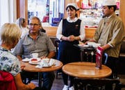 Japanische Kellner im Luzerner Café Heini für SRF Jobtausch. (Bild: SRF)