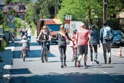 Auf dem neuen Weg für Fussgänger und Velofahrer zwischen Luzern und Kriens kommen sich die unterschiedlichen Nutzer gelegentlich in die Quere. (Bild: Roger Grütter (Luzern, 30. April 2017))