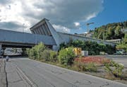 Blick auf das Portal des Sonnenbergtunnels der Autobahn A 2. Mit dem Bypass soll hier ein zweites Portal mit vier Fahrspuren entstehen. (Bild Nadia Schärli)