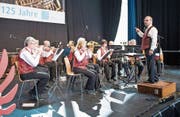Die Blasmusik Rothenburg gehört zu den vielen Musikformationen, die gestern den Verbandsgeburtstag an der Luga feierten. (Bild: Roger Grütter (Luzern, 30. April 2017))