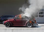 Der VW-Käfer brannte vollständig aus. (Bild: Kantonspolizei Schwyz (Lachen, 16. Juli 2017))