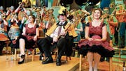 Der diesjährige Faschallminister Felix I. Zweifel zwischen seinen beiden Ehrendamen Helen (links) und Iris Zweifel. (Bild: Stefan Kaiser (Allenwinden, 28. Januar 2018))