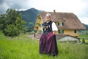 Die Vollblut-Jodlerin Bernadette Roos-Stadelmann – hier vor ihrem Haus in Schüpfheim – ist Jury-Obfrau des Zentralschweizer Jodlerfestes. (Bild: Dominik Wunderli / Neue LZ)