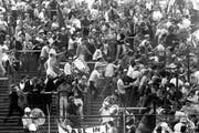 Eine Aktion, die viel zu spät kam: Die überforderte Polizei greift ein und trennt die Liverpool- von den Juventus-Fans. AFP (Bild: AFP)