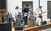 Die Zuger Band Kurious Kurt & Söhne bei ihrem Auftritt auf dem Walchwiler Dorfplatz vom 22. Juni.