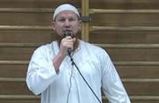 Pierre Vogel im vergangenen Dezember bei einem Referat in Kriens. (Bild YouTube)