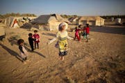 Syrische Flüchtlingskinder in einem Lager in Jordanien, nahe der syrischen Grenze. Auch ihre Bildung kommt im Krieg zu kurz. (Bild: AP/Muhammed Muheisen)