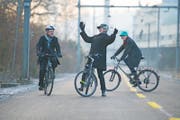 Am 2. Dezember wurde der neue Velo- und Fussgängerweg von einem erfreuten Männertrio in Betrieb genommen: (von links) Thomas Glatthard, Gebietsmanager Luzern Süd, der Luzerner Stadtrat Adrian Borgula und der Krienser Gemeindepräsident Cyrill Wiget. (Archivbild: Corinne Glanzmann/LZ, Luzern, 2. Dezember 2016)
