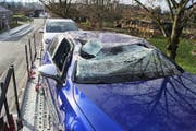 Die Fehleinschätzung des jungen Chauffeurs kostet mehrere 10'000 Franken. (Bild: Zuger Polizei)
