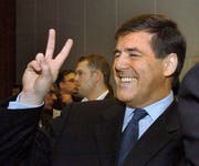 ARCHIV - 21.01.2004, Nordrhein-Westfalen, Düsseldorf: Der damalige Vorstandsvorsitzende der Deutschen Bank AG, Josef Ackermann, scherzt vor Prozessbeginn des Mannesmann-Prozess im Landgericht und macht ein Victory-Zeichen. (zu dpa «Buhmann und Staatsmann: Der Banker Josef Ackermann» vom 05.02.2018) Foto: Oliver Berg/dpa/Pool/dpa +++ dpa-Bildfunk +++ (KEYSTONE/DPA/Oliver Berg) (Bild: Oliver Berg / DPA / Keystone (Düsseldorf, 21. Januar 2004))
