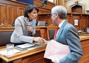 Grosse Durchschlagskraft: Bundesrätin Doris Leuthard im Gespräch mit dem Obwaldner CVP-Ständerat Erich Ettlin während der Frühlingssession der eidgenössischen Räte. (Bild: Peter Klaunzer/Keystone (Bern, 17. März 2017))