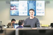René Meier, stellvertretender Leiter Online der «Luzerner Zeitung», vor seinem Arbeitsplatz. (Bild: Eveline Beerkircher (Luzern, 26. November 2017))