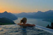 Eine Frau blickt in einem Swimmingpool auf den Vierwaldstättersee. Das neue Tourismusgesetz soll 2017 in Kraft treten. (Bild: Swiss-Image / Christian Perret)