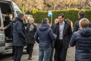 Der heutige FCL-Trainer Markus Babbel (links mit Mütze) und der langjährige FCL-Torhüter David Zibung (mit weissem Hemd) bei der Ankunft zur Trauerfeier für Friedel Rausch. (Bild: Nadia Schärli (Horw, 27. November 2017))