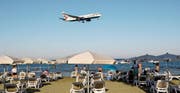 Touristen am Strand der zyprischen Hafenstadt Larnaka. (Bild: Athanasios Gioumpasis/Getty (Larnaka, 10. Juli 2017))