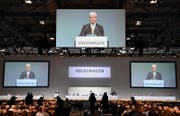 VW-Chef Matthias Müller gab sich reuig. An der gestrigen Generalversammlung in Hannover gab es dennoch heftige Kritik von Kleinaktionären. (Bild: EPA/Sebastian Gollnow)