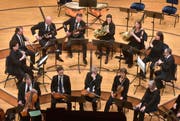 Die Cappella Andrea Barca unter der Leitung von Sir András Schiff. Schaghajegh Nosrati am zweiten Klavier. (Bild: Bild: Peter Fischli / Lucerne Festival)