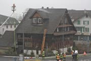 Die Feuerwehr im Einsatz am 400 Jahre alten Holzhaus am Rösslikreisel in Root. (Bild: Leserreporter Christof Gonzenbach)