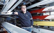 Stephan Wiget (im Ruderhaus in Zug) hat bereits mit 19 Jahren seine Aktivkarriere beendet, um Trainer zu werden. (Bild: Werner Schelbert (24. November 2017))