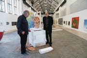 Ausstellungsmacher Adrian Hossli (links) im Gespräch mit dem Historiker Pirmin Meier. (Bild: Romano Cuonz (Giswil, 22. September 2017))