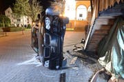 Das Auto blieb nach dem Aufprall auf der Seite stehen. (Bild: Luzerner Polizei)