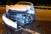 Das Auto ist nach der Kollision zerstört. (Bild: Luzerner Polizei (Luzern, 8. März 2018))