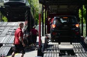 Eine Lieferung Importfahrzeuge kommt in Altishofen an. Die Autos werden fit gemacht für die Kunden.
