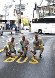 Norbert Schmassmann, Direktor vbl AG (links), Martin Wüthrich, Geschäftsleiter Rottal Auto AG und Beat Wiget, PostAuto Schweiz AG (rechts) bei der Eröffnung der neuen Busspur. Es fehlt: Auto AG Rothenburg. (Bild: VBL)