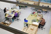 Blick in die Werkstätte der AWB Hochdorf, einer Unternehmung der Stiftung Brändi in Kriens. (Archivbild Manuela Jans-Koch)